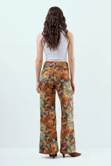 Jean wide leg de denim color celeste con tiro alto y corte amplio.