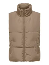 Chaleco acolchado color beige con cuello alto y cierre frontal con cremallera.