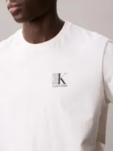 Remera de algodón de corte regular, con cuello redondo y mangas cortas. Presenta un pequeño logo de Calvin Klein estampado en el pecho.