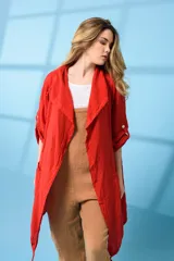 Campera larga roja de lino con cuello solapa, mangas 3/4 con botón y bolsillos laterales.