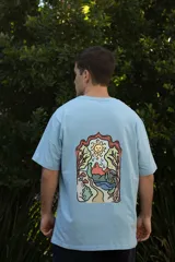 Remera negra de algodón premium con cuello redondo y mangas cortas. Estampado frontal con tres hongos rojos y blancos.