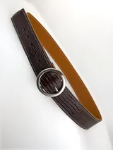 Cinto de cuero genuino color chocolate con textura tipo reptil, costuras a la vista y hebilla rectangular de metal en tono bronce envejecido.