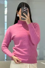 Buzo de tejido de punto color rosa, con cuello alto y puños acanalados.