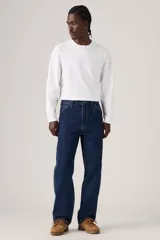 Jeans de denim azul oscuro con corte holgado y recto, estilo carpintero, con trabillas para cinturón y bolsillos funcionales.