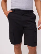 Bermuda cargo negra con bolsillos laterales y traseros.
