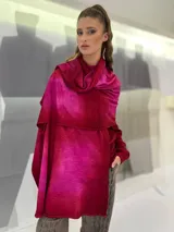 Chal de lana merino teñida, color naranja y celeste, de tejido fino y suave.