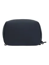 Neceser RKF modelo Wr Toiletry Bag, color azul navy, fabricado con poliéster reciclado repelente al agua. Cuenta con cierre superior y tiradores de cordón, y parche frontal de cuero sintético con el logo de la marca grabado.