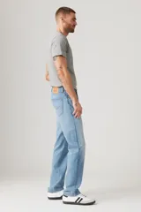 Jean de corte regular con tiro medio, confeccionado en denim de algodón con un toque de elastano para mayor comodidad. Presenta un lavado celeste clásico, cierre de botones y remaches metálicos.