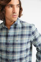 Camisa de viyela a cuadros color ladrillo, azul y blanco, de corte slim fit, manga larga, con bolsillo en el pecho y logo bordado.