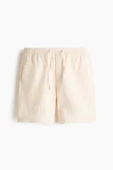 Short texturizado de mezcla de viscosa, color beige, con cintura elástica con cordón de ajuste y bolsillos laterales.