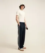 Remera muscle de hombre, color marrón claro, confeccionada en media malla, de cuello redondo y manga corta.