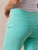 Bermuda color beige de gabardina elastizada, marca Ruby Rd. Tiene pretina ancha elastizada, bolsillos simulados en la parte delantera y bolsillos aplicados en la parte trasera.