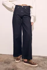 Pantalón de jean azul oscuro, corte wide leg y tiro medio.