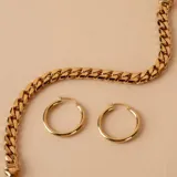 Aros tipo argolla de diseño clásico y minimalista, fabricados en oro 10k con acabado pulido brillante.
