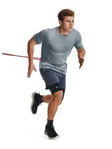 Calza corta deportiva de compresión Under Armour, color negro, con cintura elástica y logo de la marca en degradado multicolor en la pierna derecha. Cuenta con tecnología de tejido SmartForm para un ajuste adaptativo y paneles de malla para mayor transpirabilidad.