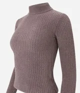 Blusa de chenille color beige, con cuello alto y diseño ajustado al cuerpo. Presenta mangas largas y una textura acanalada en toda la prenda.