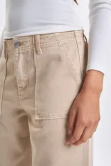 Pantalon tipo cargo de jean en color beige, con corte recto y bolsillos laterales funcionales.