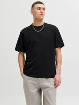 Remera negra de manga corta con cuello redondo y calce relajado, confeccionada en tejido de punto interlock con sutil estampado frontal.