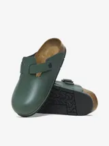 Zuecos Birkenstock Boston Pro LE color verde, fabricados en cuero natural recubierto de poliuretano. Cuentan con plantilla anatómica de corcho y látex, entresuela de poliuretano y suela exterior antideslizante de poliuretano termoplástico.
