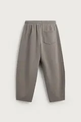 Pantalón jogger balloon fit de hombre, color negro con efecto lavado, confeccionado en algodón con interior afelpado. Cuenta con cintura elástica, bolsillos laterales y detalle de bolsillos traseros.