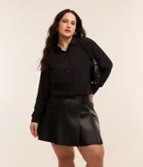 Camisa básica de crepé color negro, con cuello inglés, mangas largas y abotonado frontal.