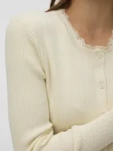 Cardigan de tejido acanalado color beige, con cuello redondo, mangas largas y cierre frontal de botones.
