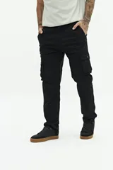 Pantalón cargo negro de corte recto sin puños, con bolsillos laterales con solapa y botón, bolsillos delanteros y traseros, y pasacintos en la cintura.