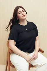 Blusa negra con textura, canesú con encaje, volados, corte fluido y mangas cortas amplias.