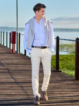 Pantalón de corte recto y estilo casual, confeccionado en tejido de algodón con un toque de elasticidad.