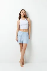 Short de pijama a rayas verticales rojas y blancas, con cintura elástica.