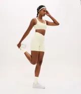 Bermuda deportiva de mujer confeccionada en microfibra, con diseño de cintura cruzada y corte regular que se ajusta de forma anatómica al cuerpo.