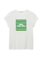 Remera blanca de manga corta y cuello redondo, confeccionada en 100% algodón, con diseño recto y estampado frontal.