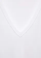 Camiseta de cuello en V y manga corta, confeccionada en tejido fluido de viscosa con un toque de elastano para mayor comodidad. Presenta un diseño recto y ajuste regular.