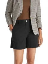 Shorts de vestir color negro, de corte recto y tiro medio, con cierre frontal de botón y trabillas para cinturón. El producto es una prenda inferior femenina.