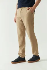 Pantalón de corte regular confeccionado en una mezcla de lino y algodón, con cierre de botón y cremallera, y bolsillos laterales.