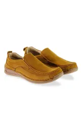 Zapato de gamuza color tostado sin cordones, con diseño estilo mocasín, costuras visibles en el empeine y suela de goma flexible.