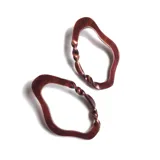 Par de aros colgantes negros con forma irregular y diseño retorcido.