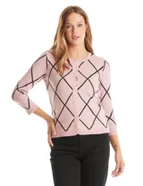 Cardigan de punto con diseño de rombos en color rosa y líneas negras. Presenta cuello redondo, cierre frontal con botones metálicos y mangas tres cuartos.