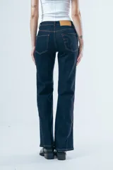 Pantalón de jean estilo wide leg en color azul oscuro, con costuras en contraste color cobre y tiro medio.