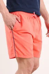 Short de baño verde con cintura elástica y cordón ajustable.