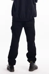 Pantalón de jean azul oscuro de corte recto, con refuerzos en las rodillas y bolsillos laterales. Diseño de estilo cargo con frente reforzado.