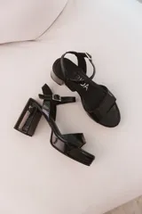 Sandalias plateadas de plataforma con pulsera al tobillo y taco bloque de 10 cm.