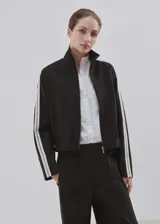 Pantalón deportivo negro con líneas blancas laterales, tiro alto y diseño recto.