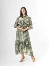 Falda midi de organdí color verde con estampado floreado, diseño cruzado con volados y corte asimétrico.