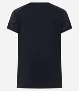 Remera deportiva de microfibra color blanco, con cuello redondo, mangas cortas y paneles laterales con textura perforada para mayor ventilación.