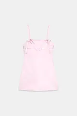 Vestido corto de satén en color rosado, con escote recto y tirantes finos. Presenta un diseño con detalle de lazos decorativos en el delantero y cierre de cremallera oculto en la espalda.