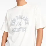 Remera New Balance modelo Graphic T-Shirt, color blanco con estampado tipográfico azul en el frente y cuello redondo.