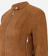 Campera estilo motorcycle de gamuza sintética color tostado, con cuello mao, cierre frontal y bolsillos laterales con cremallera. Presenta recortes estructurados y costuras reforzadas.
