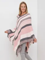 Poncho de tejido de punto, marca Barrington, con diseño de rayas diagonales en tonos rosado, blanco crema y gris oscuro. Presenta cuello en V y terminación con flecos en el ruedo.