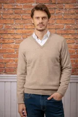Sweater de punto con escote en V y mangas largas, confeccionado en tejido de cashmere, con puños y ruedo acanalados.